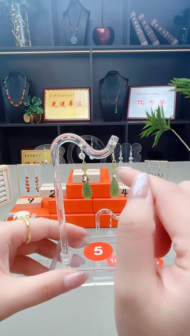 未镶嵌和田玉耳饰碧玉水滴