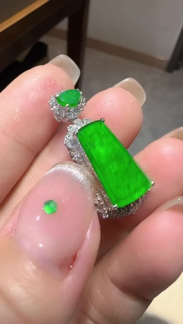 【闪购商品】翡翠颈饰18K金镶嵌无事牌