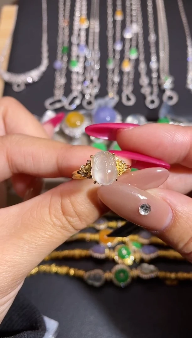 颈饰18K金镶嵌翡翠戒指