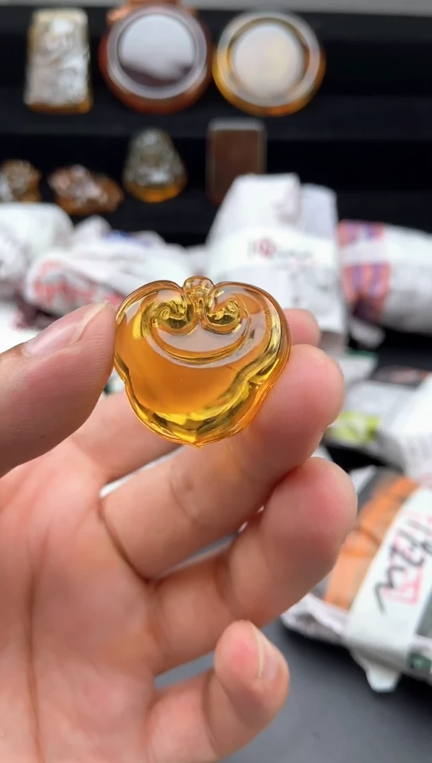 琥珀颈饰未镶嵌蓝珀如意锁吊坠