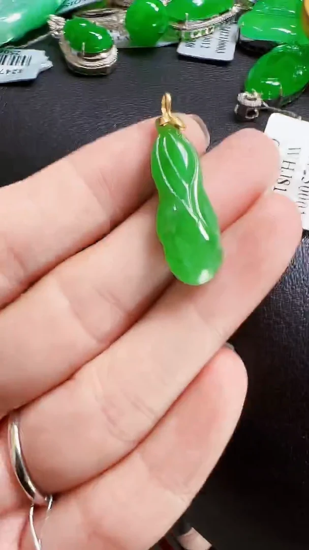 颈饰18K金镶嵌翡翠白菜