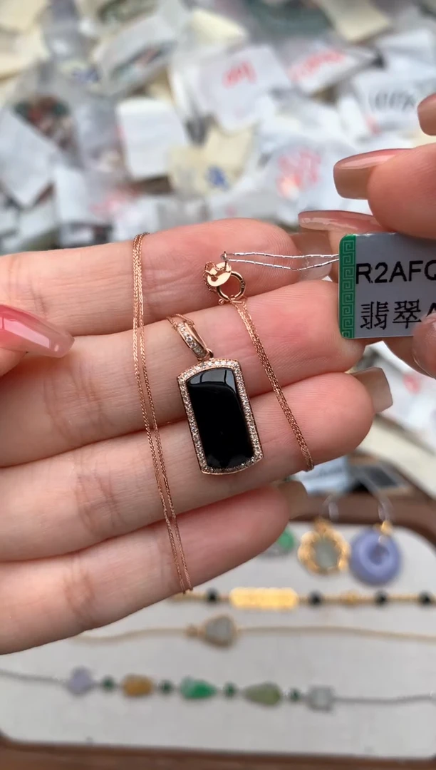 18K金镶嵌挂件翡翠一