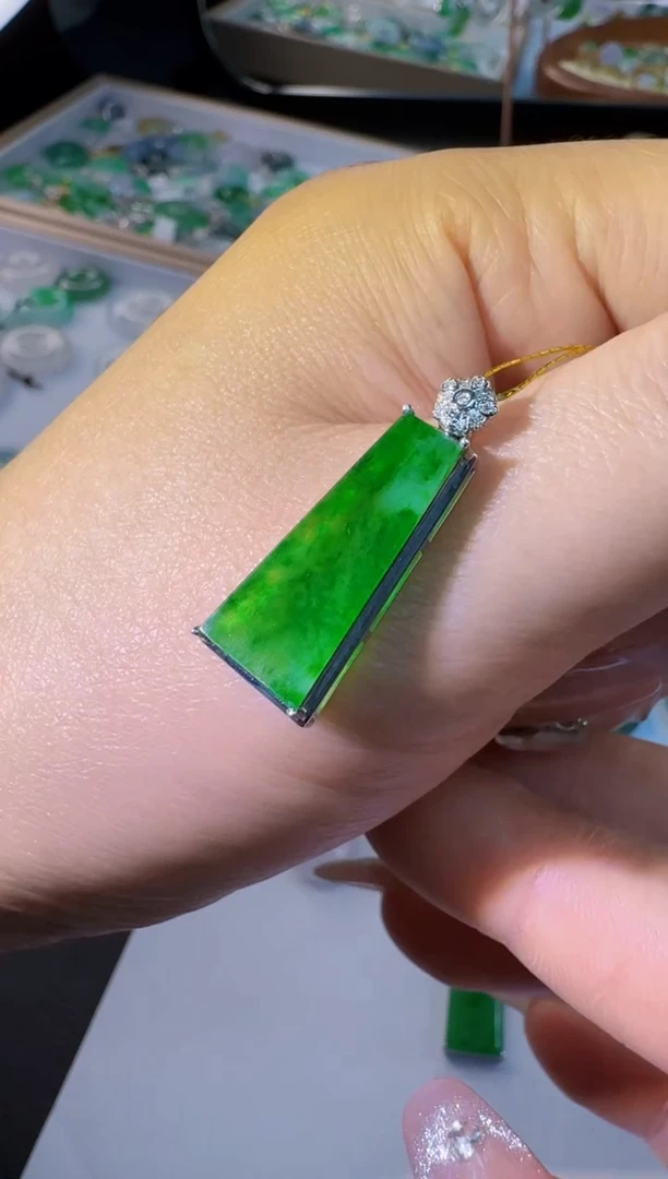 【闪购商品】翡翠颈饰18K金镶嵌缅甸翡翠A货挂件