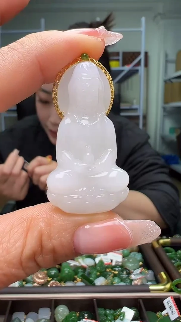 颈饰18K金镶嵌和田玉（多样性发货.发其一)12.02.66