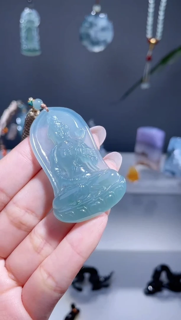 翡翠未镶嵌颈饰观音