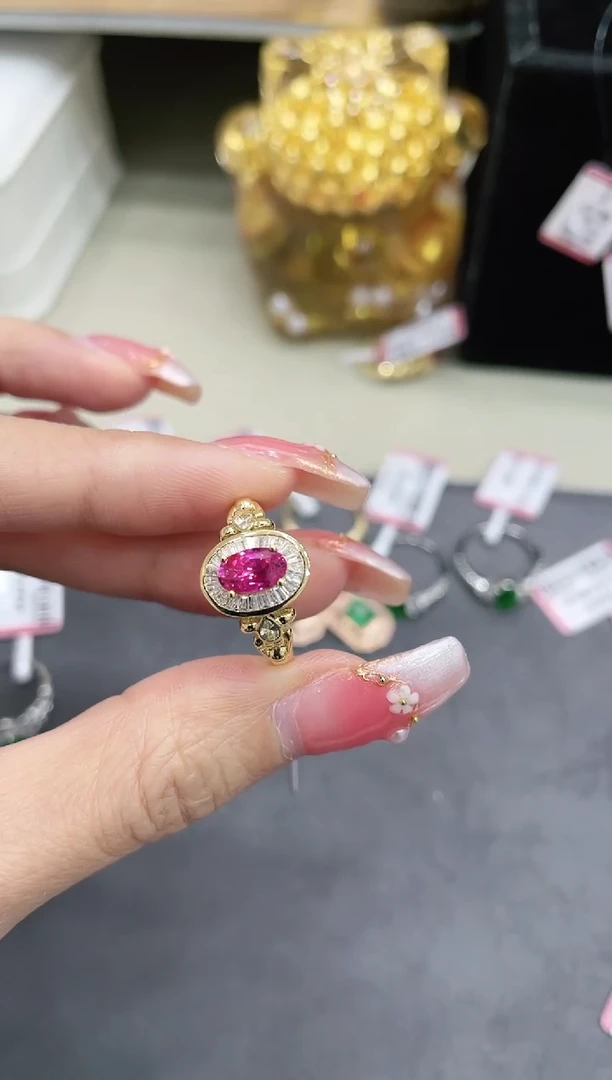 18K金镶嵌天然无烧红宝石戒指