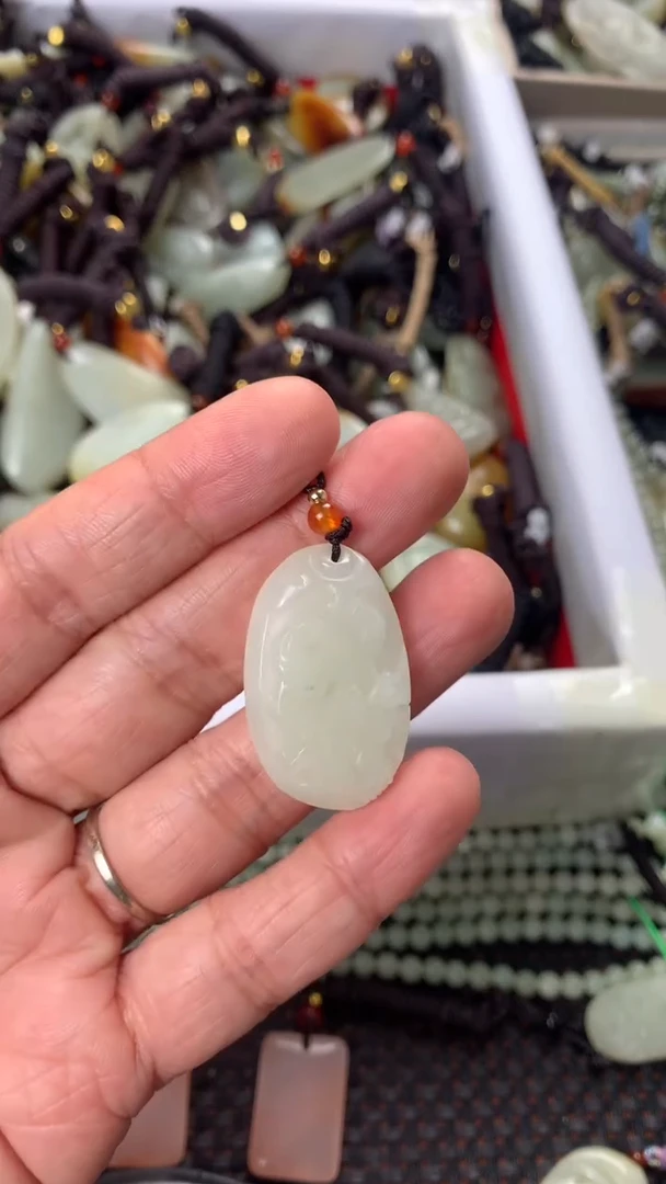 【闪购商品】和田玉颈饰未镶嵌多样性发货没有证书，拍一发一.有瑕