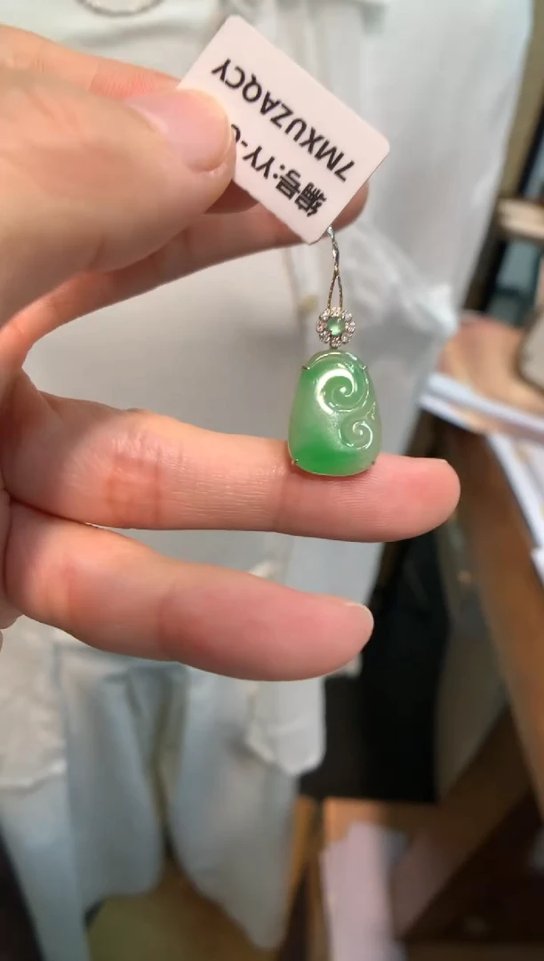 翡翠18K金镶嵌颈饰如意