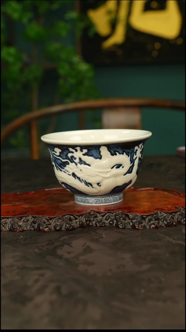 青花手绘龙纹主人杯