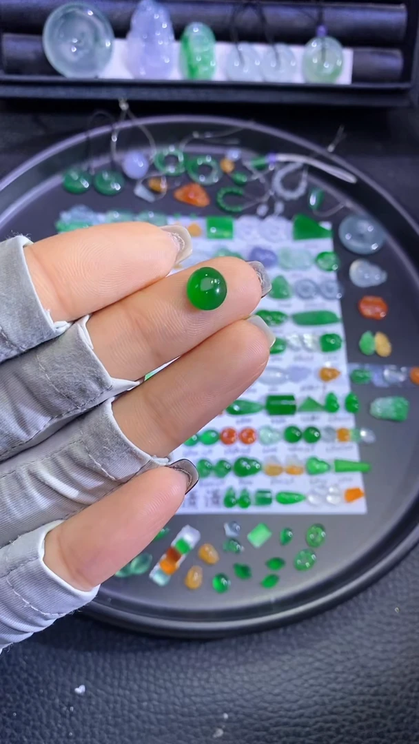 未镶嵌挂件翡翠蛋面