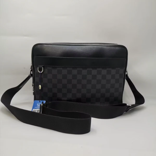 99新 LouisVuitton/路易威登 98新17668 黑棋盘格双层拉链相机包