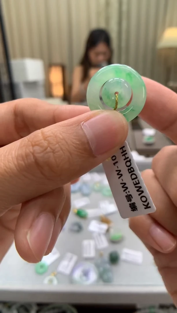 翡翠未镶嵌颈饰平安扣