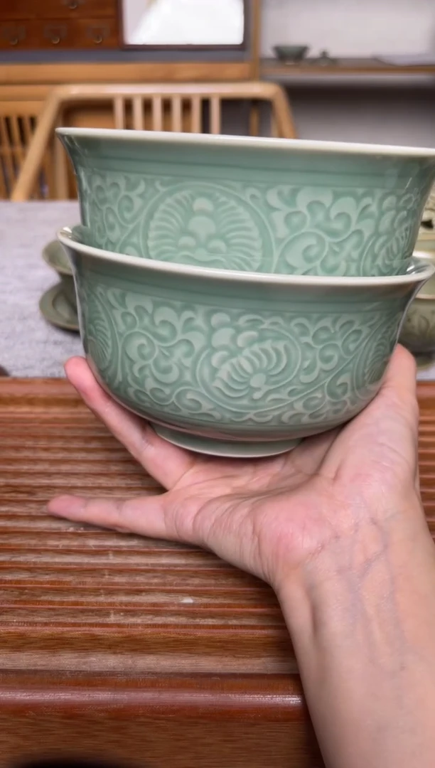 其他青瓷5.7英寸菊纹面碗 一对  微瑕
