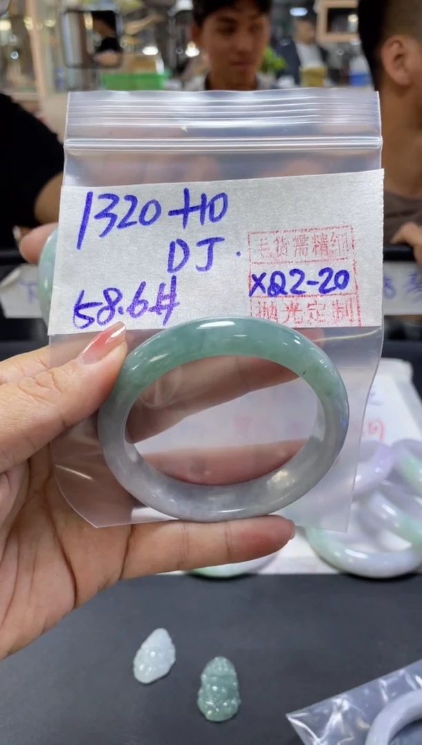 【闪购商品】定制翡翠未镶嵌D+手镯58.6#1320元毛货精细抛光