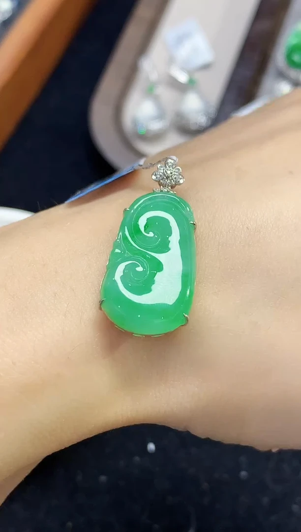 吊坠(不含链)18K金镶嵌翡翠L2091多样性发其一