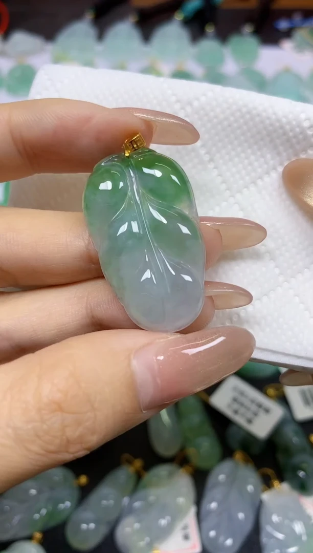 颈饰18K金镶嵌翡翠天然翡翠A货