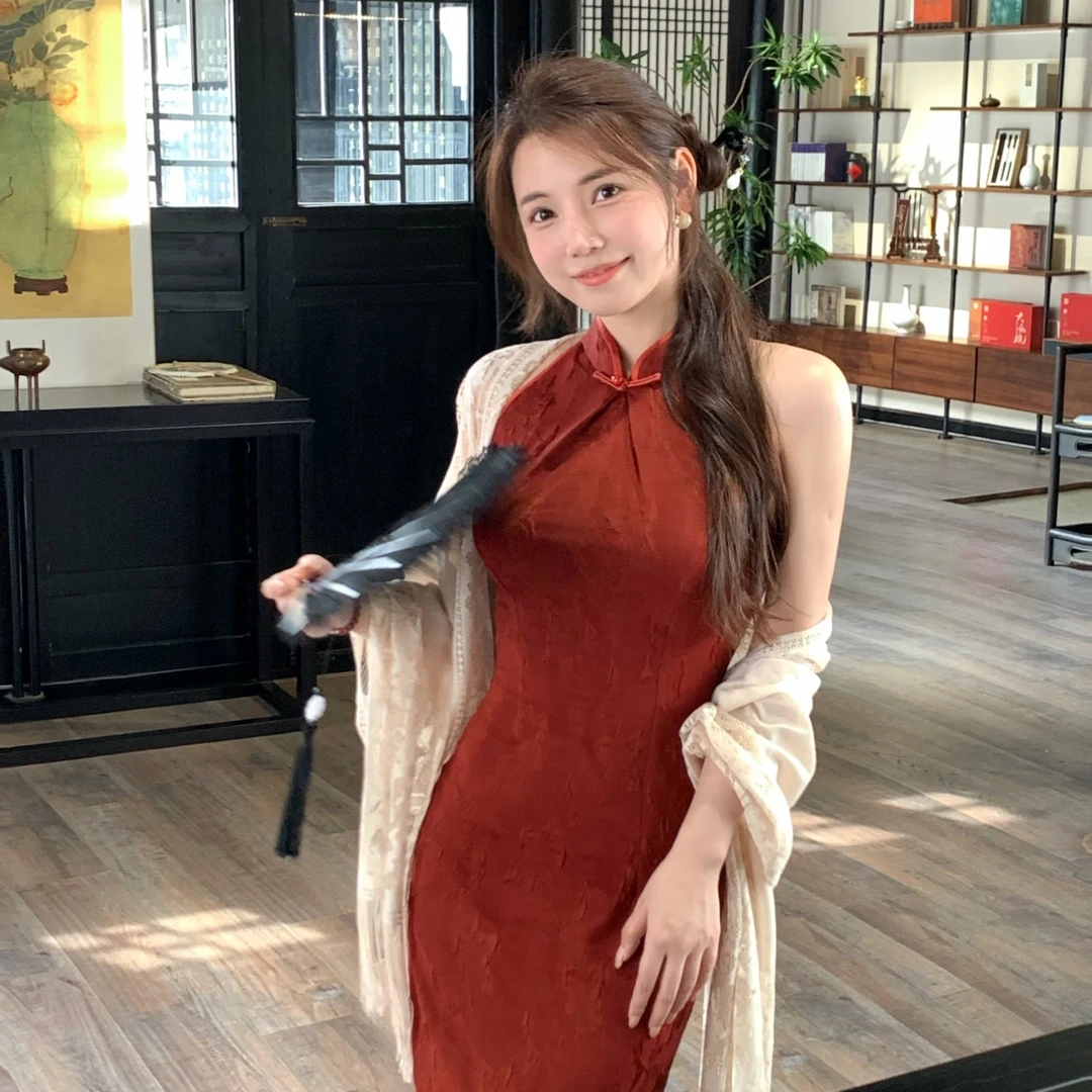 复古红色暗纹显瘦旗袍裙新中式气质挂脖连衣裙订婚