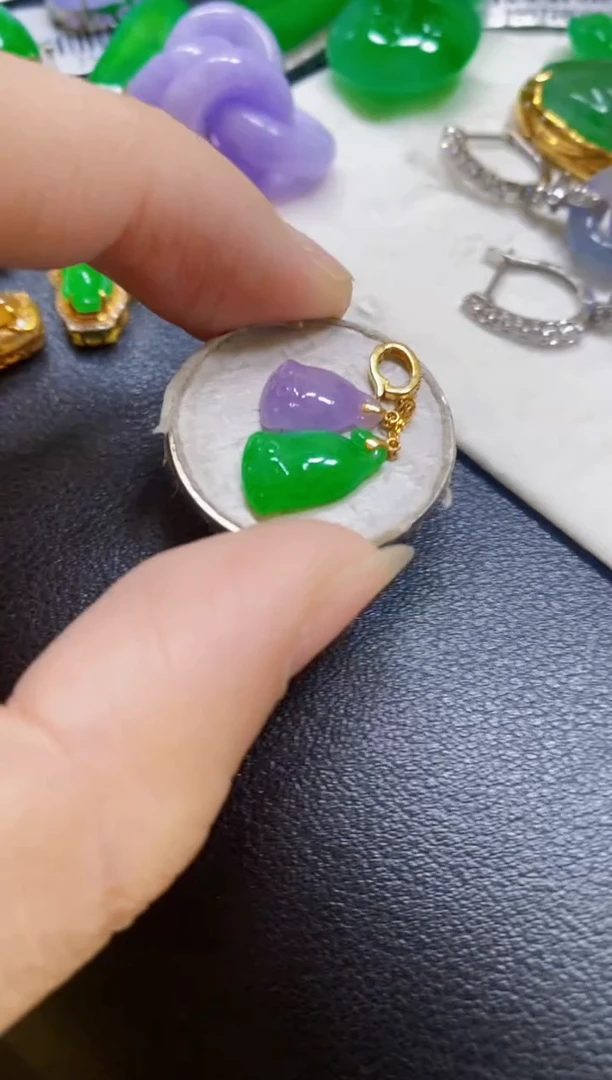 颈饰18K金镶嵌翡翠吊坠