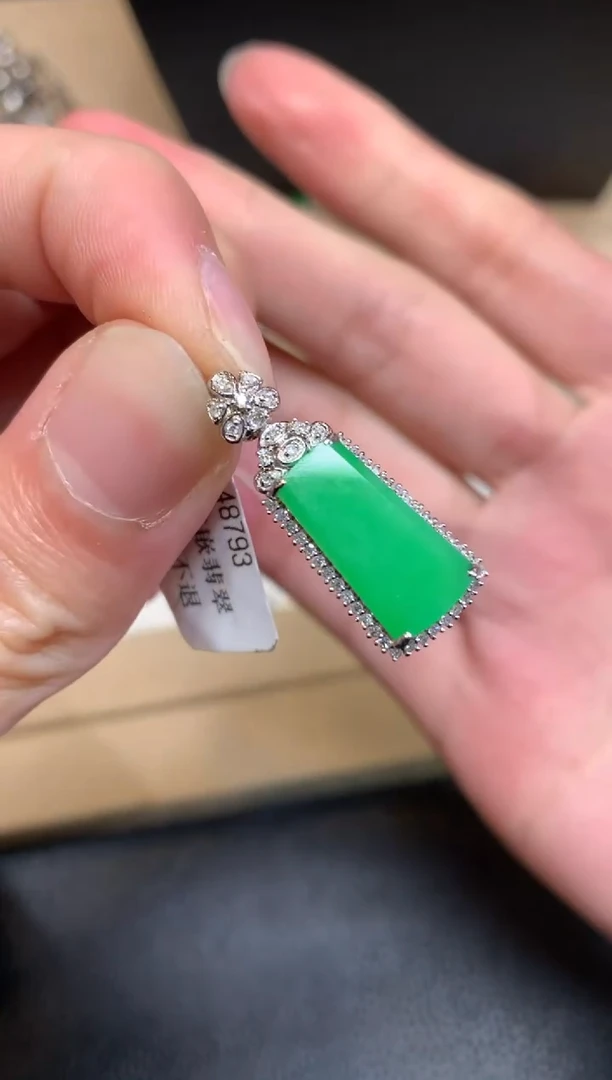 【闪购商品】翡翠颈饰18K金镶嵌无事牌【无服务费】