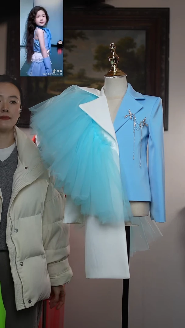 130码浅蓝色肩纱+胸针艺桐轩儿童潮服