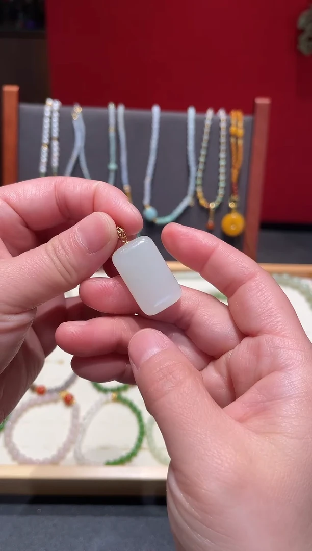 颈饰18K金镶嵌和田玉无事牌