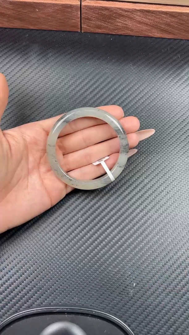 未镶嵌手镯和田玉黑山微色差56Mm