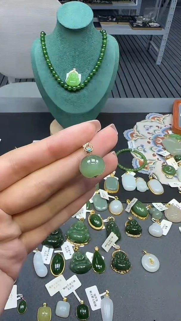 18K金镶嵌和田玉挂件1