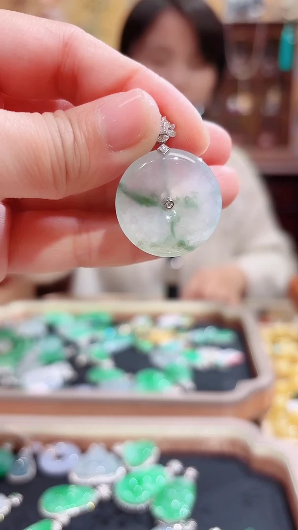 颈饰18K金镶嵌翡翠，冰种翡翠飘花平安扣