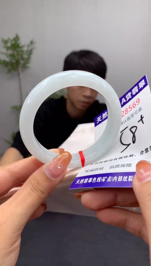 未镶嵌手镯翡翠有纹，完美者勿拍