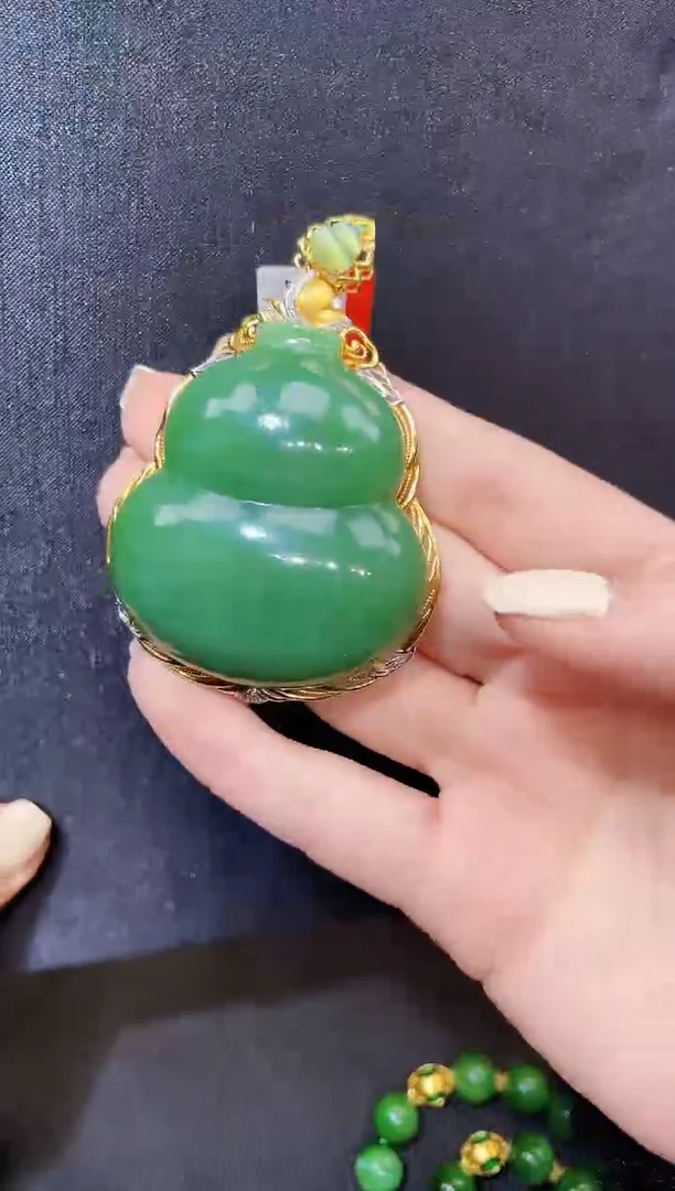 吊坠(赠链)18K金镶嵌和田玉52MM 多样性发一Z