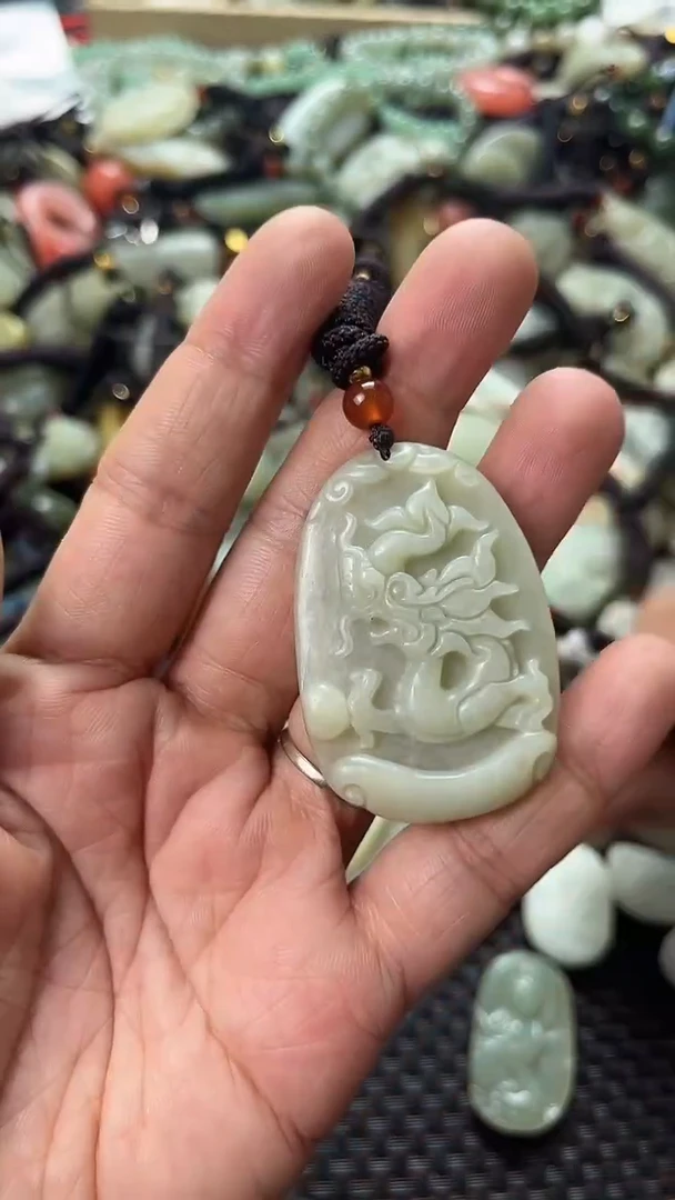 和田玉未镶嵌颈饰（多样性发一件）没有证书有瑕