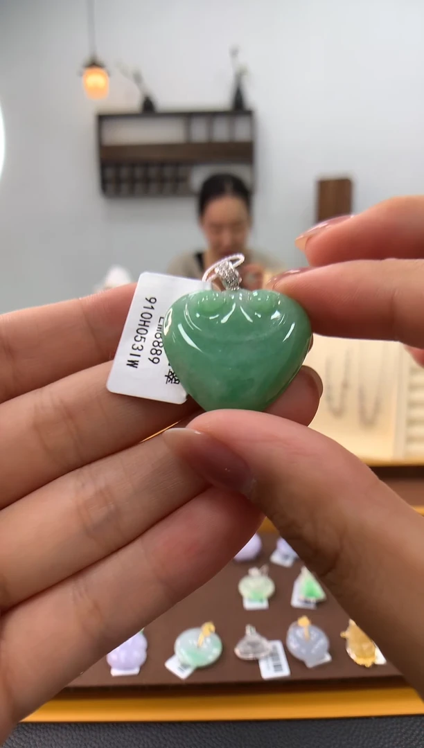 颈饰18K金镶嵌翡翠如意锁