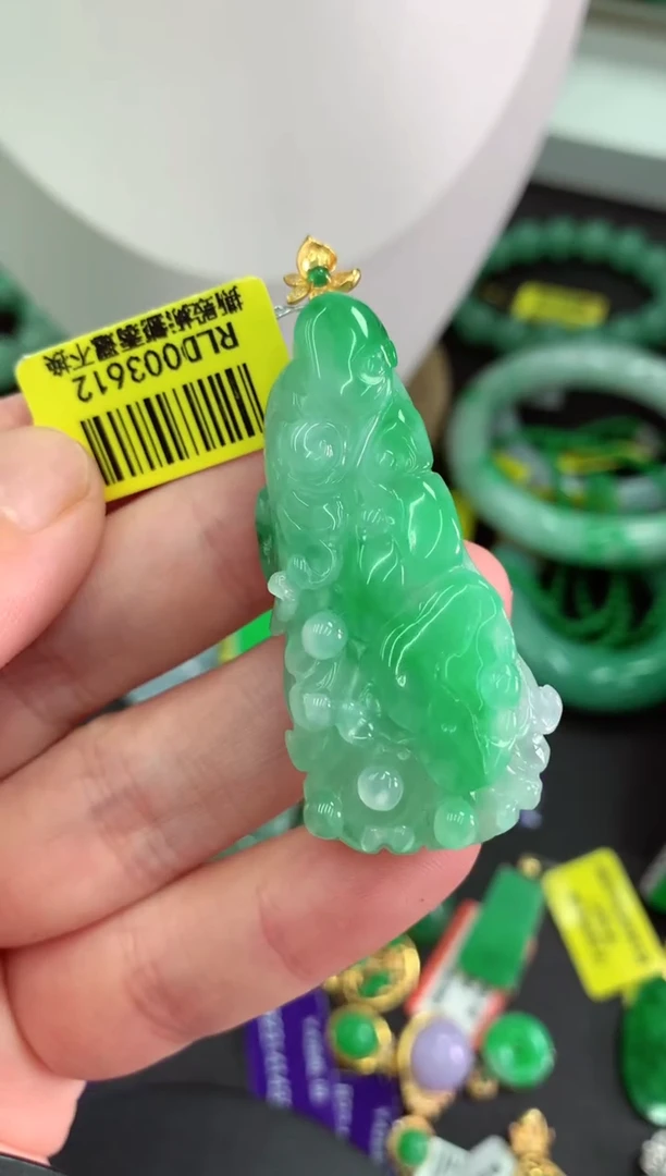 翡翠18K金镶嵌颈饰挂件