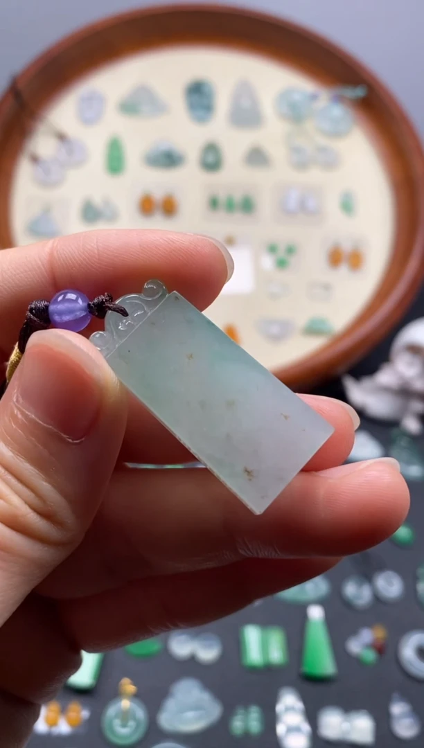 颈饰未镶嵌翡翠飘緑无事牌/芬