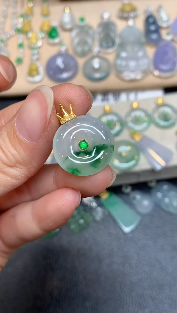 颈饰18K金镶嵌翡翠平安扣【无服务费