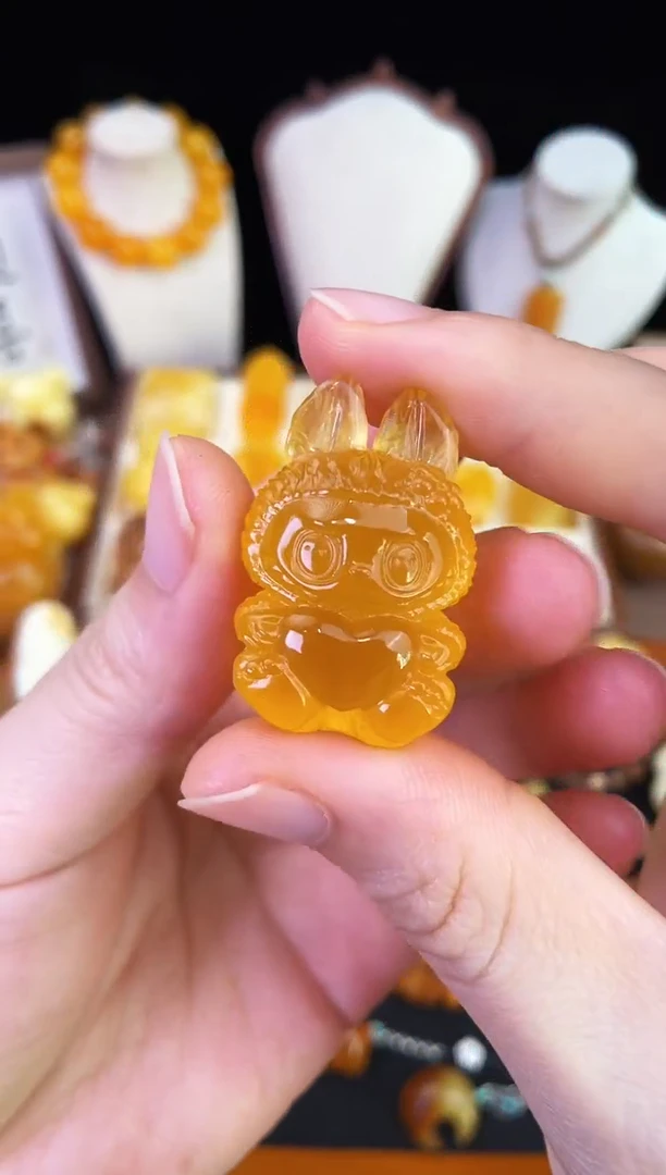 琥珀未镶嵌珠宝奇石心**往柒月