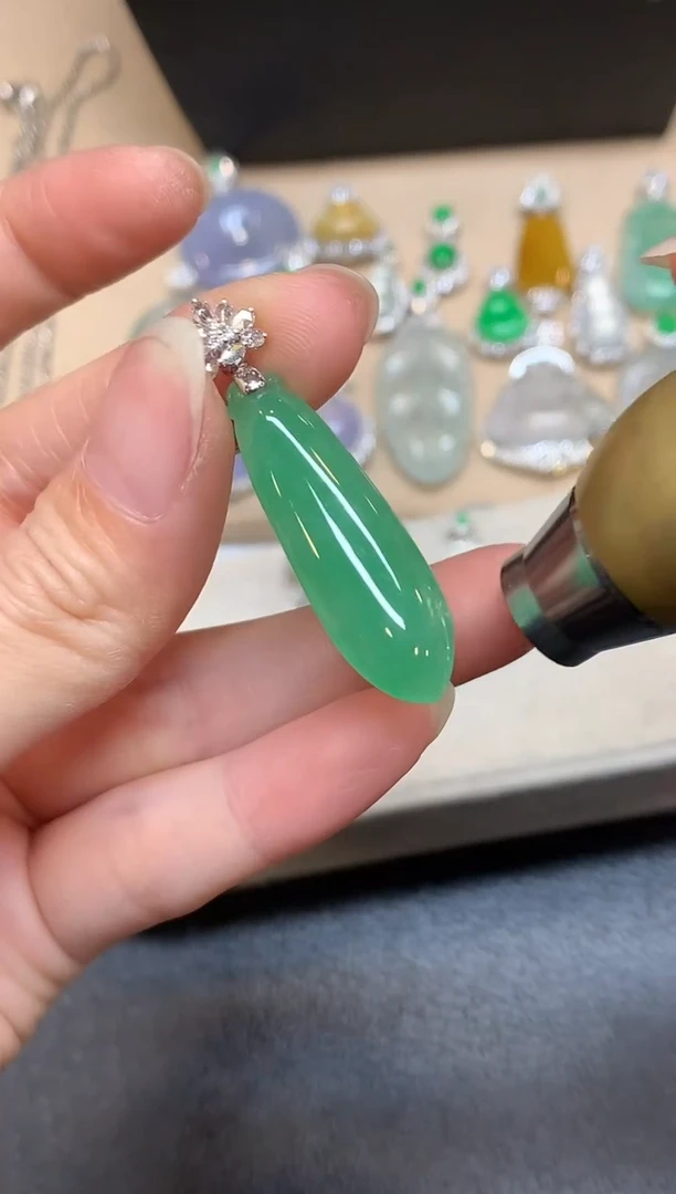 颈饰18K金镶嵌翡翠福瓜【无服务费