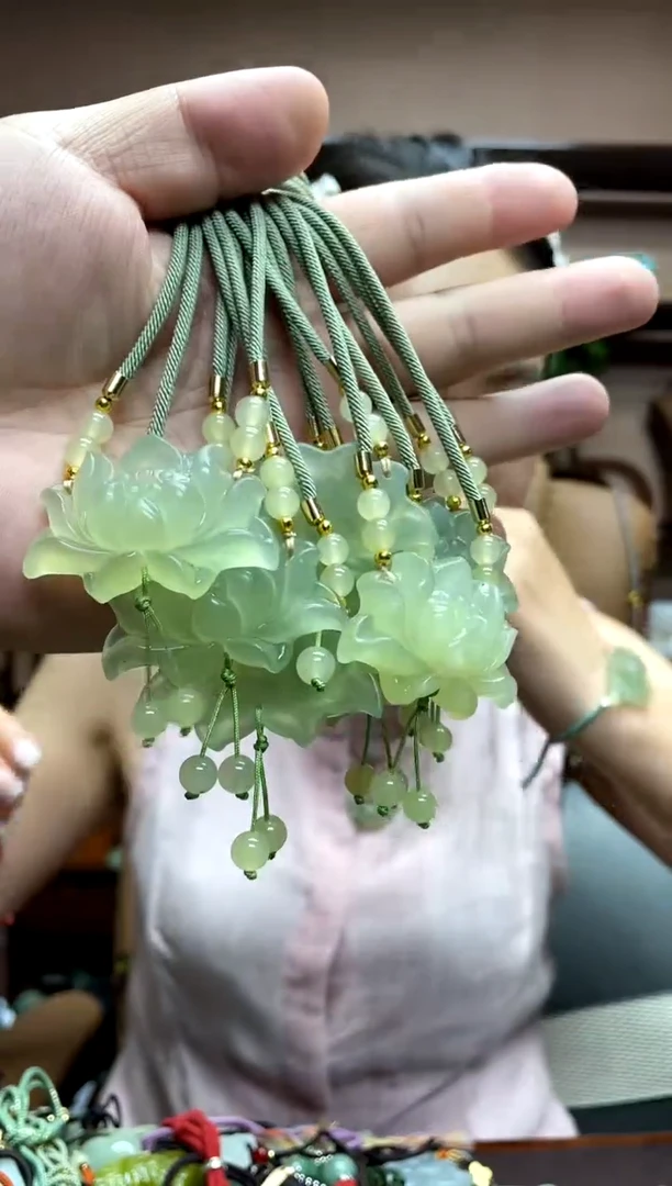 岫玉未镶嵌吊坠多样性发货发其中之一