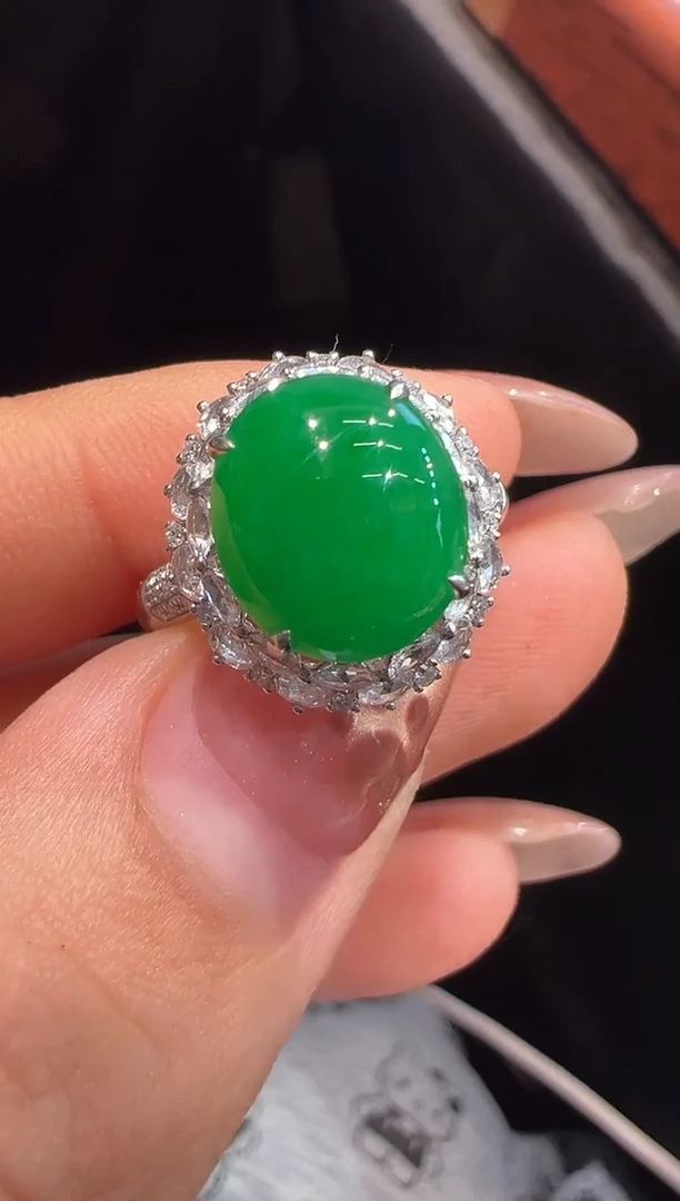 18K金镶嵌戒指翡翠戒指