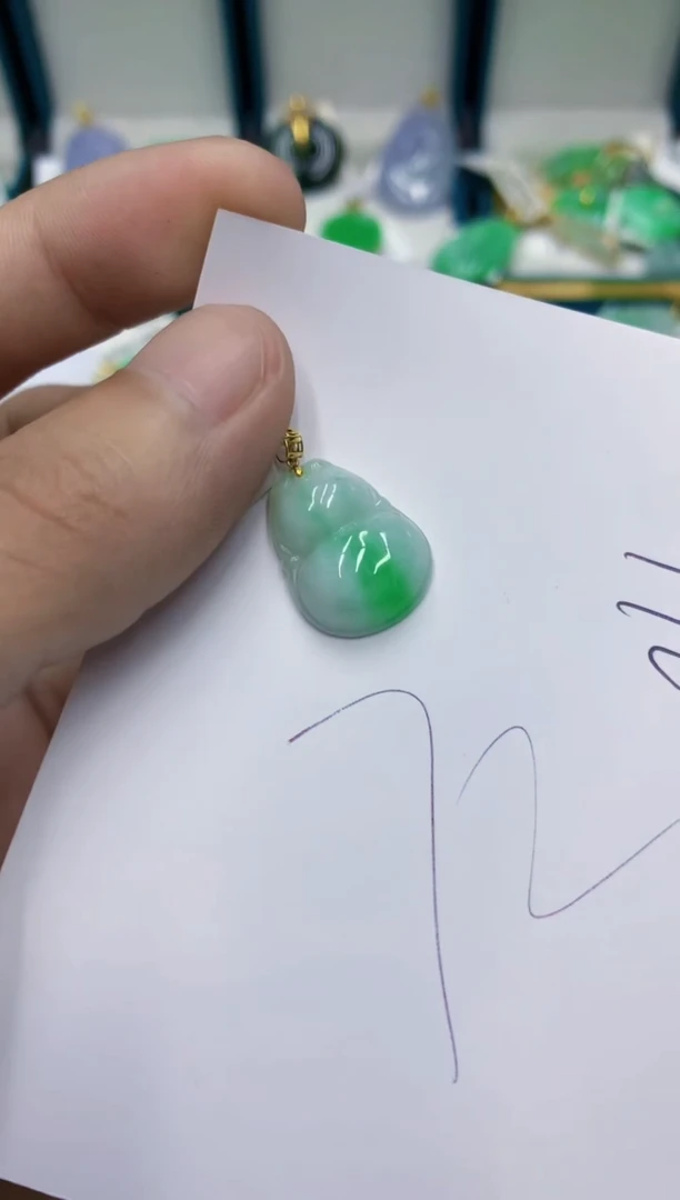 翡翠挂件18K金镶嵌翡翠