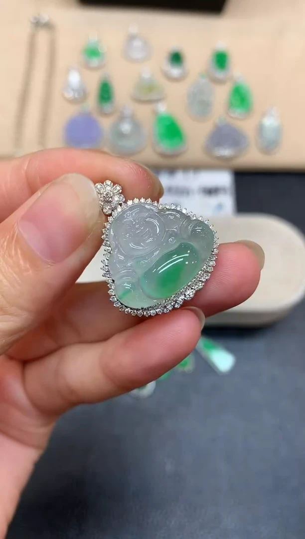 颈饰18K金镶嵌翡翠佛公【无服务费