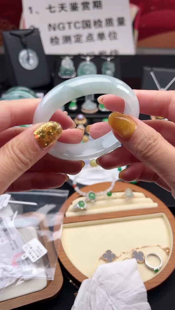 【闪购商品】翡翠手镯未镶嵌手镯