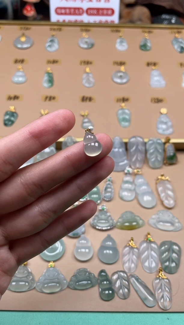 翡翠18K金镶嵌颈饰葫芦