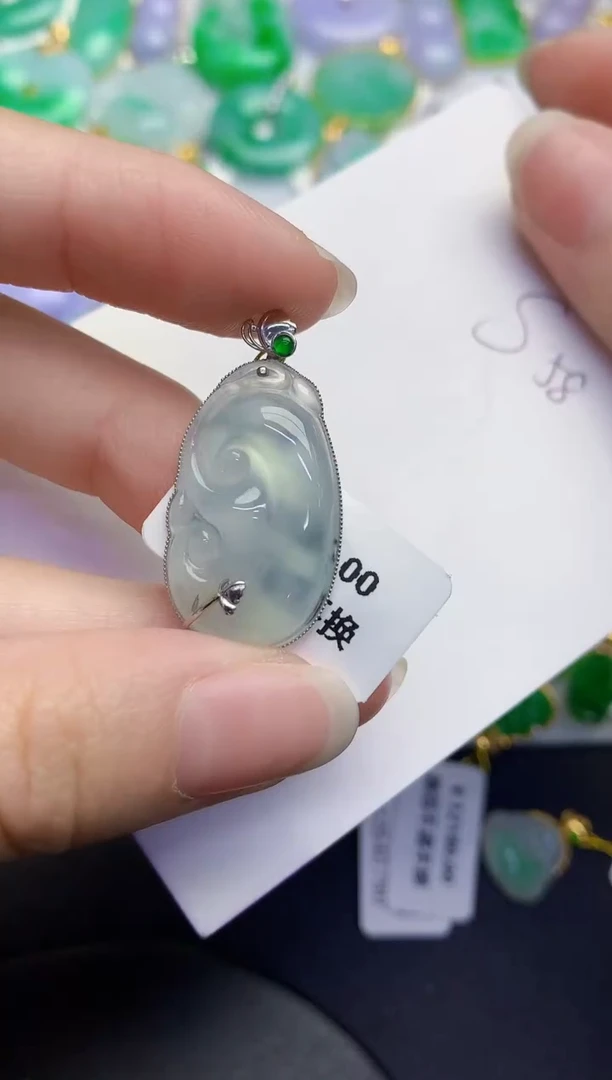 颈饰18K金镶嵌翡翠缅甸天然翡翠A货