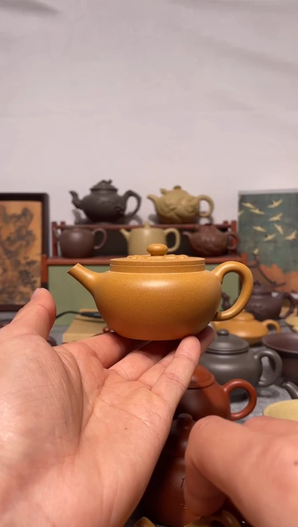 茶壶紫砂老宕口黄金段手工泥 柿蒂纹起花扁壶150cc