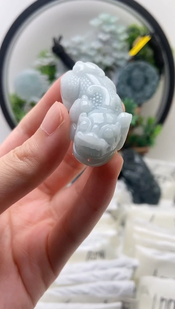 翡翠未镶嵌颈饰貔貅