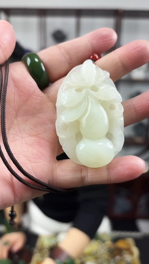 未镶嵌岫玉颈饰1