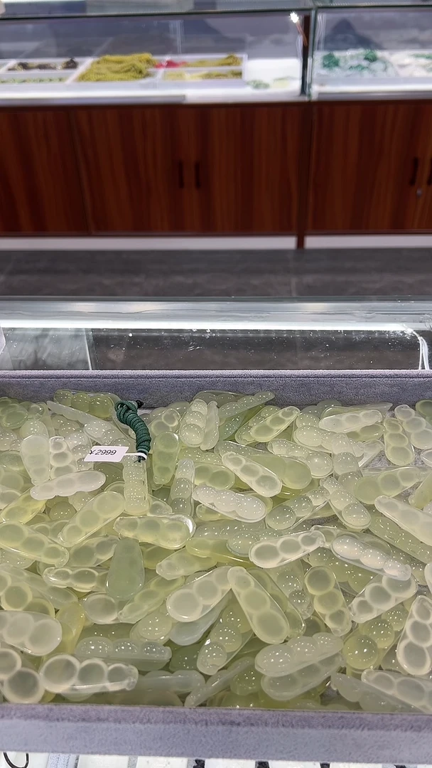 蛇纹石玉未镶嵌颈饰四季豆