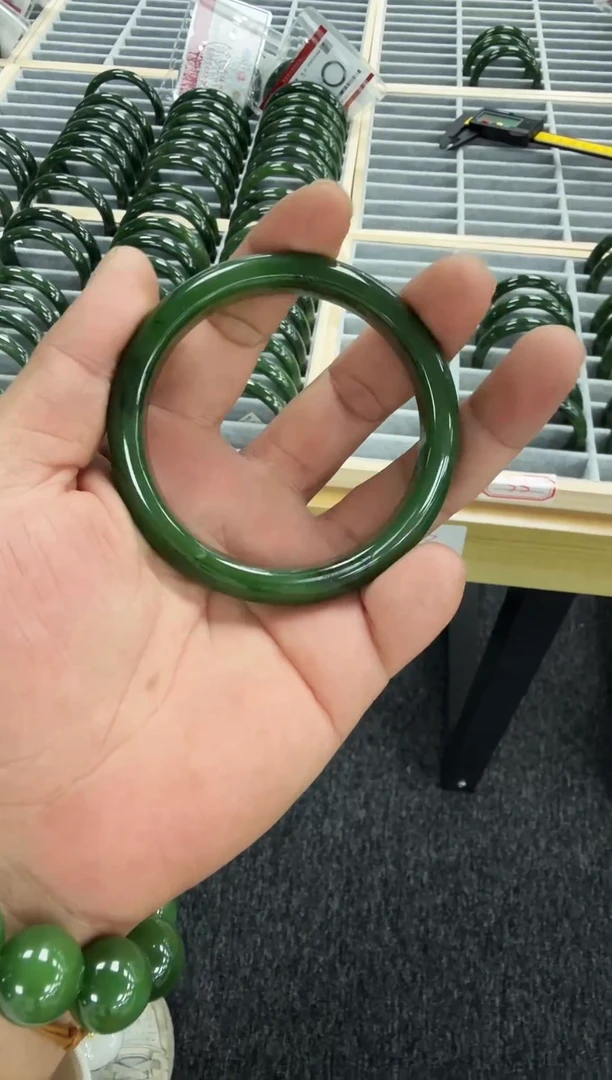 未镶嵌手镯和田玉老俄碧菠菜绿圈口60