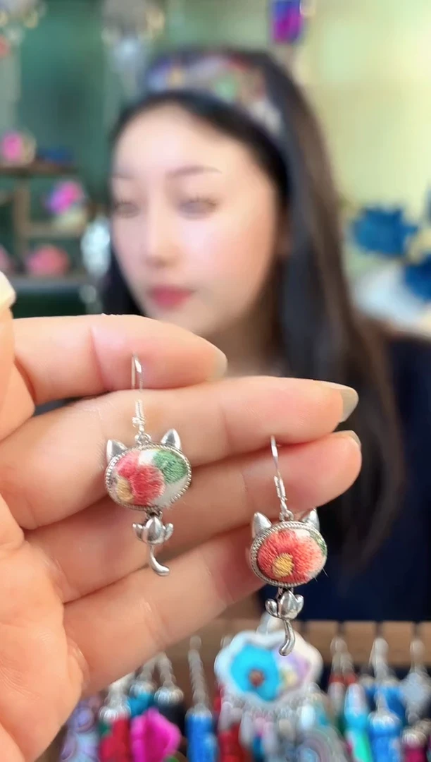 彩云南阁非遗老绣饰品440